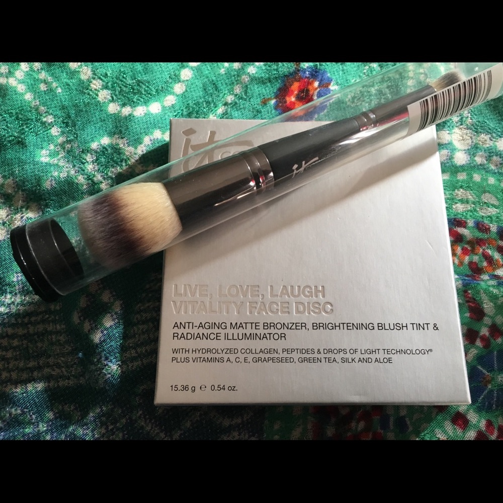 It cosmetics brush and illuminator BUNDLE.
